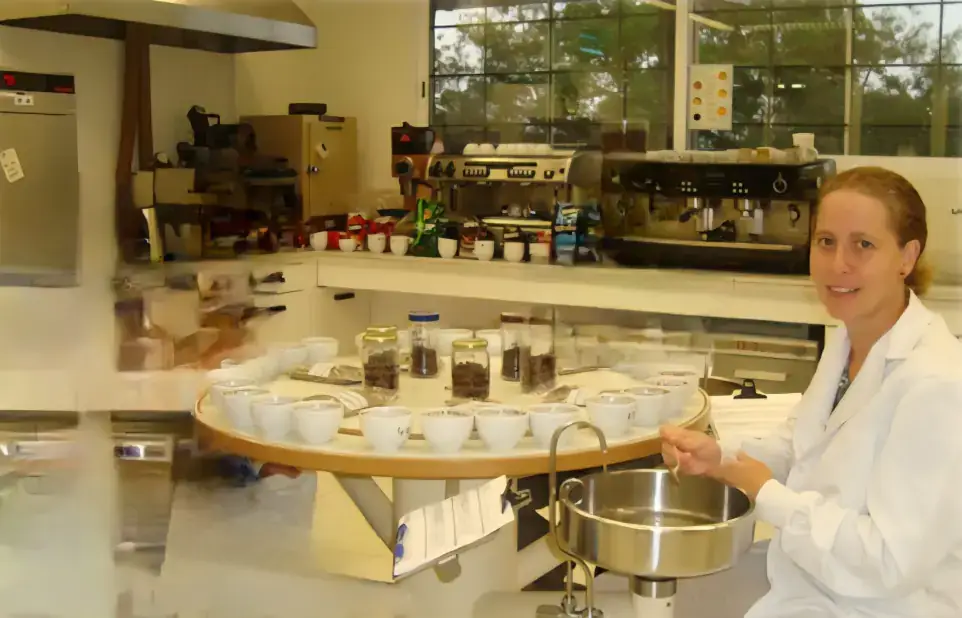 Mujer en laboratorio de cafés